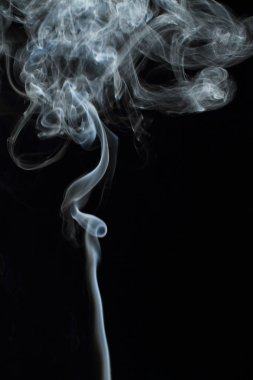 Siyah arkaplanda beyaz duman dokusu