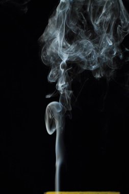 Siyah arkaplanda beyaz duman dokusu