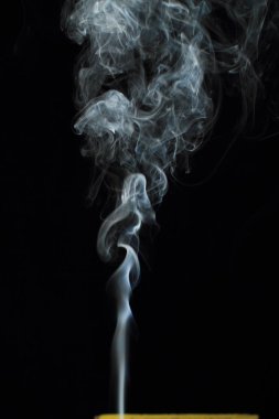 Siyah arkaplanda beyaz duman dokusu