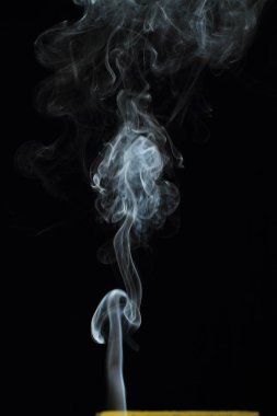 Siyah arkaplanda beyaz duman dokusu