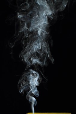 Siyah arkaplanda beyaz duman dokusu