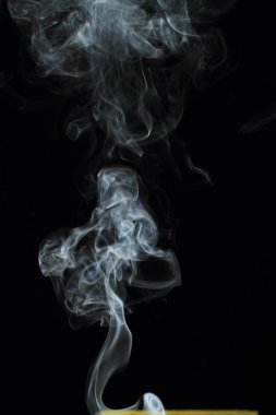 Siyah arkaplanda beyaz duman dokusu