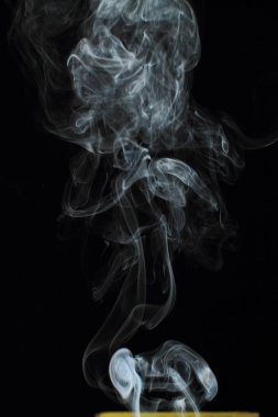 Siyah arkaplanda beyaz duman dokusu