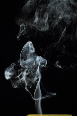 Siyah arkaplanda beyaz duman dokusu