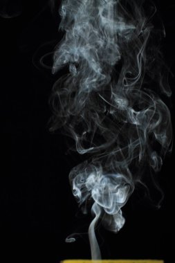 Siyah arkaplanda beyaz duman dokusu