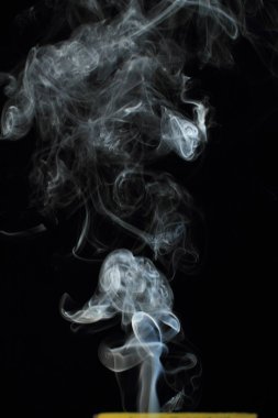 Siyah arkaplanda beyaz duman dokusu