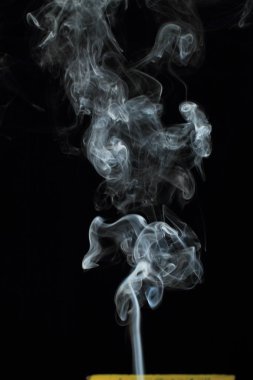 Siyah arkaplanda beyaz duman dokusu