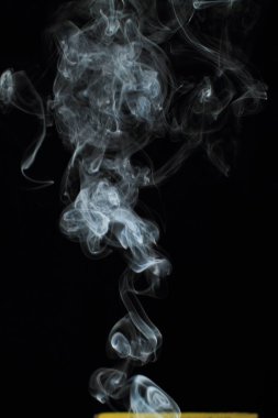 Siyah arkaplanda beyaz duman dokusu