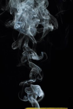 Siyah arkaplanda beyaz duman dokusu