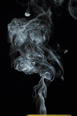 Siyah arkaplanda beyaz duman dokusu