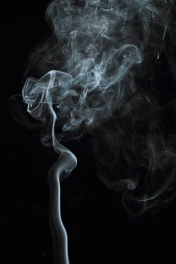 Siyah arkaplanda beyaz duman dokusu