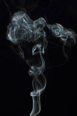 Siyah arkaplanda beyaz duman dokusu