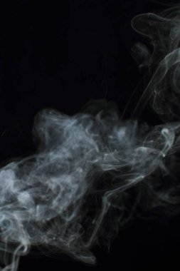 Siyah arkaplanda beyaz duman dokusu