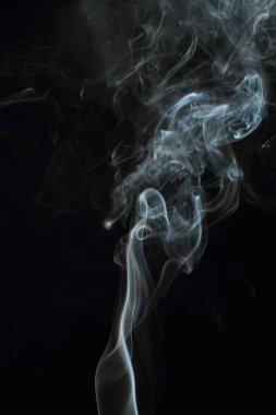 Siyah arkaplanda beyaz duman dokusu