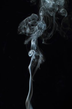 Siyah arkaplanda beyaz duman dokusu