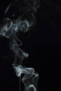 Siyah arkaplanda beyaz duman dokusu