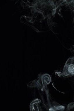 Siyah arkaplanda beyaz duman dokusu