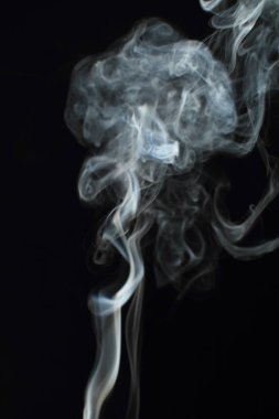 Siyah arkaplanda beyaz duman dokusu