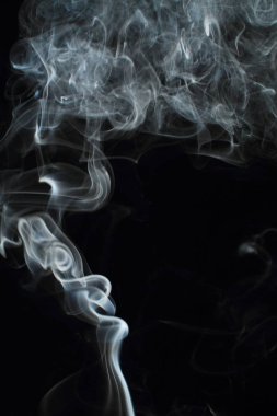 Siyah arkaplanda beyaz duman dokusu