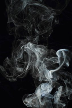 Siyah arkaplanda beyaz duman dokusu