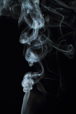 Siyah arkaplanda beyaz duman dokusu