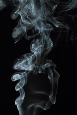 Siyah arkaplanda beyaz duman dokusu