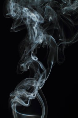 Siyah arkaplanda beyaz duman dokusu