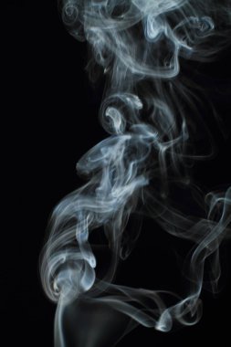 Siyah arkaplanda beyaz duman dokusu