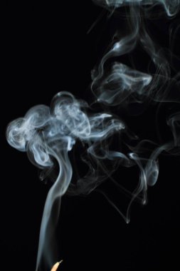 Siyah arkaplanda beyaz duman dokusu