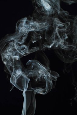 Siyah arkaplanda beyaz duman dokusu