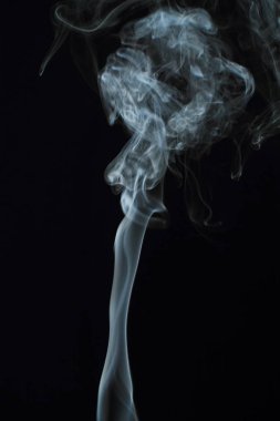 Siyah arkaplanda beyaz duman dokusu