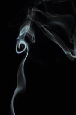 Siyah arkaplanda beyaz duman dokusu