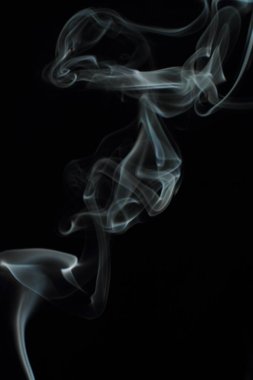 Siyah arkaplanda beyaz duman dokusu