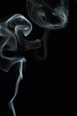 Siyah arkaplanda beyaz duman dokusu