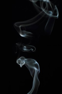 Siyah arkaplanda beyaz duman dokusu