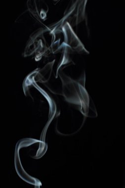 Siyah arkaplanda beyaz duman dokusu