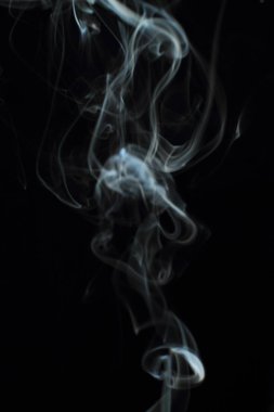 Siyah arkaplanda beyaz duman dokusu