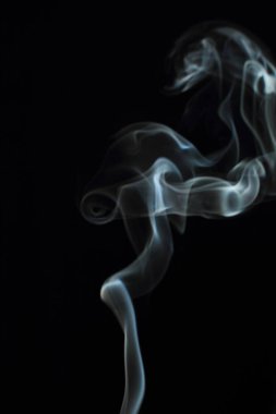 Siyah arkaplanda beyaz duman dokusu