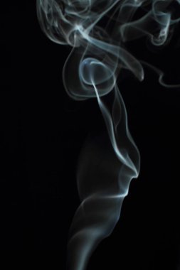 Siyah arkaplanda beyaz duman dokusu