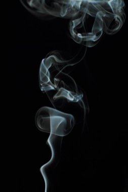 Siyah arkaplanda beyaz duman dokusu