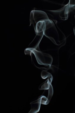 Siyah arkaplanda beyaz duman dokusu