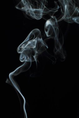 Siyah arkaplanda beyaz duman dokusu