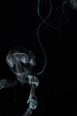 Siyah arkaplanda beyaz duman dokusu