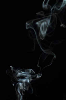 Siyah arkaplanda beyaz duman dokusu