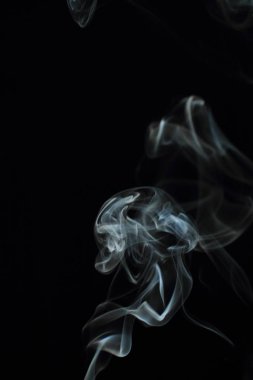 Siyah arkaplanda beyaz duman dokusu