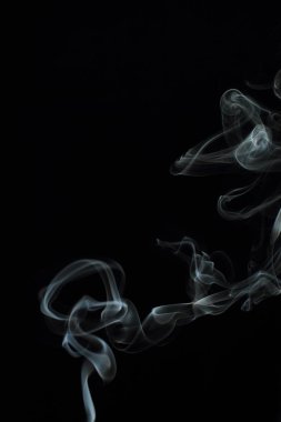 Siyah arkaplanda beyaz duman dokusu