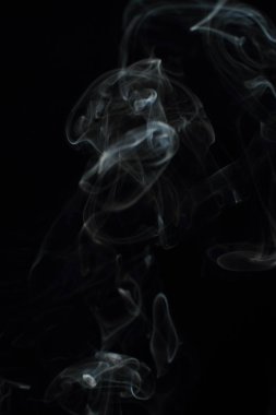 Siyah arkaplanda beyaz duman dokusu