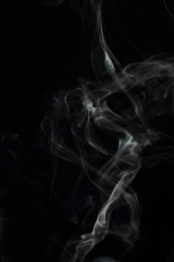 Siyah arkaplanda beyaz duman dokusu
