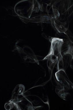 Siyah arkaplanda beyaz duman dokusu