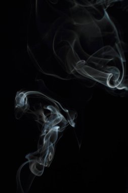 Siyah arkaplanda beyaz duman dokusu